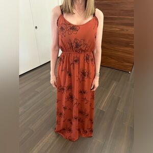 Maxi dress with elastic waist, adjustable shoulder straps and lined at bottom.